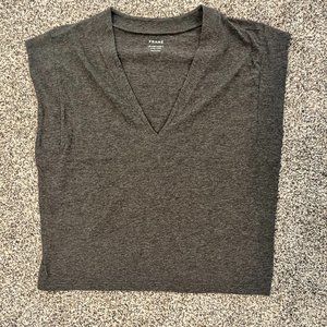 Frame Le High Rise V-Neck tee (small) (NWOT)